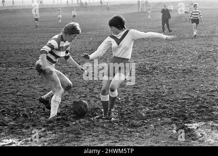 Rose Reilly, 16 dell'East Ayrshire Scotland, talentuoso calciatore per Stewarton & Thistle Ladies Football Club, nella foto durante la sessione di allenamento di febbraio 1971. Foto Stock