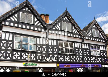 La facciata di stile Tudor, High Street, Nantwich, Cheshire, Inghilterra, Regno Unito Foto Stock