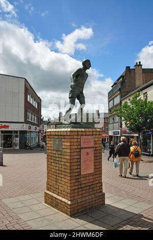 Sir Stanley Matthews statua, la piazza del mercato, Hanley, Stoke-on-Trent, Staffordshire, England, Regno Unito Foto Stock
