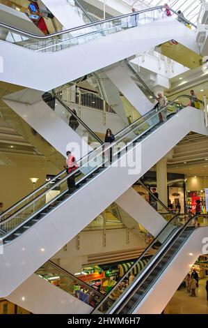 Atrio interno e scale mobili nel centro commerciale Potteries, Market Square, Hanley, Stoke-on-Trent, Staffordshire, Inghilterra, Regno Unito Foto Stock