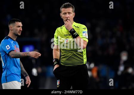 Napoli, Italia. 06th Mar 2022. L'arbitro Daniele Orsato reagisce durante la Serie Una partita di calcio tra SSC Napoli e AC Milano allo stadio Diego Armando Maradona di Napoli (Italia), 6th marzo 2022. Foto Andrea Staccioli/Insidefoto Credit: Ininsidefoto srl/Alamy Live News Foto Stock