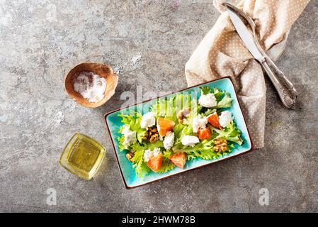 insalata con formaggio bianco e verdure sul piatto Foto Stock