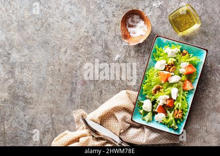 insalata con formaggio bianco e verdure sul piatto Foto Stock