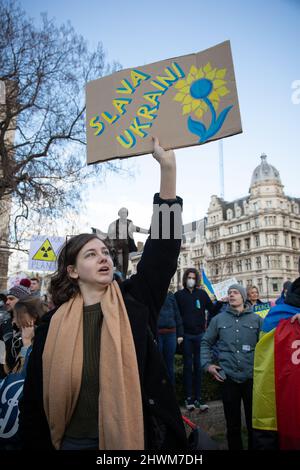 Londra, Regno Unito. 6th marzo 2022. Una donna ha un segno in Piazza del Parlamento, dove si è riunita la gente per protestare contro l'invasione russa dell'Ucraina e per chiedere la fine della guerra. Credit: Kiki Streitberger/Alamy Live News Foto Stock