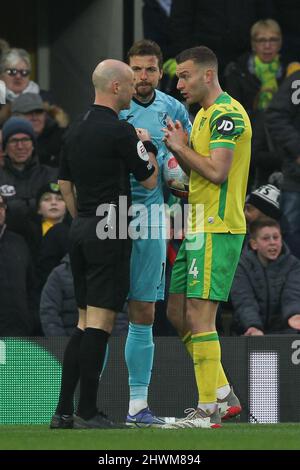 Norwich, Regno Unito. 06th Mar 2022. Ben Gibson di Norwich City argomenta con l'arbitro Anthony Taylor dopo aver regalato una seconda penalità durante la partita della Premier League tra Norwich City e Brentford a Carrow Road, Norwich, Inghilterra, il 5 marzo 2022. Foto di Ken Sparks. Solo per uso editoriale, licenza richiesta per uso commerciale. Nessun utilizzo nelle scommesse, nei giochi o nelle pubblicazioni di un singolo club/campionato/giocatore. Credit: UK Sports Pics Ltd/Alamy Live News Foto Stock