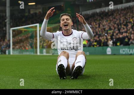 Norwich, Regno Unito. 06th Mar 2022. Sergi Can-s di Brentford viene imbrattato durante la partita della Premier League tra Norwich City e Brentford a Carrow Road, Norwich, Inghilterra, il 5 marzo 2022. Foto di Ken Sparks. Solo per uso editoriale, licenza richiesta per uso commerciale. Nessun utilizzo nelle scommesse, nei giochi o nelle pubblicazioni di un singolo club/campionato/giocatore. Credit: UK Sports Pics Ltd/Alamy Live News Foto Stock