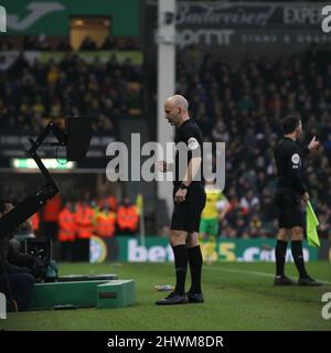 Norwich, Regno Unito. 06th Mar 2022. L'arbitro Anthony Taylor consulta il VAR prima di assegnare a Brentford una penalità durante la partita della Premier League tra Norwich City e Brentford a Carrow Road, Norwich, Inghilterra, il 5 marzo 2022. Foto di Ken Sparks. Solo per uso editoriale, licenza richiesta per uso commerciale. Nessun utilizzo nelle scommesse, nei giochi o nelle pubblicazioni di un singolo club/campionato/giocatore. Credit: UK Sports Pics Ltd/Alamy Live News Foto Stock