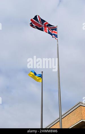 Le bandiere del Regno Unito e dell'Ucraina battenti presso gli uffici del Consiglio di Milton Keynes. Foto Stock