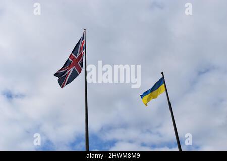 Le bandiere del Regno Unito e dell'Ucraina battenti presso gli uffici del Consiglio di Milton Keynes. Foto Stock