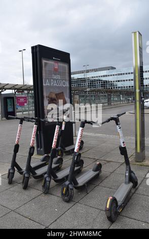 Ginger eScooters a Station Square, Milton Keynes. Foto Stock