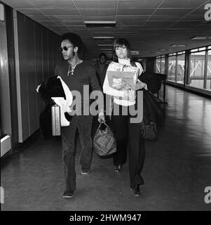 Jane fonda arriva all'aeroporto di Heathrow con Michael Hunter, un veterano dello Sgt dell'esercito degli Stati Uniti, dal Vietnam. 17th marzo 1971. Foto Stock