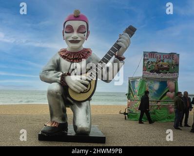 Carnaval Quarteira, un personaggio sgarbato di Pierrot sul lungomare di Quarteira, Portogallo. Foto Stock