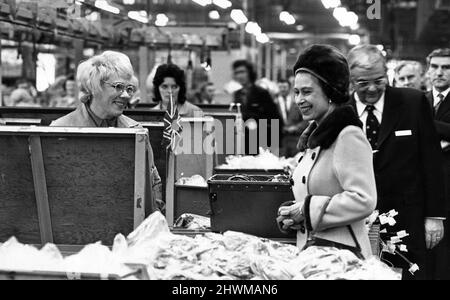 La regina Elisabetta II si ferma per parlare con una delle donne della catena di montaggio durante la sua passeggiata alla fabbrica Hoover a Merthyr. 9th marzo 1973. Foto Stock