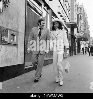Diahann Carroll, cantante e attrice americana, con la fiance David Frost, raffigurata insieme a Londra, domenica 26th marzo 1972. Foto Stock