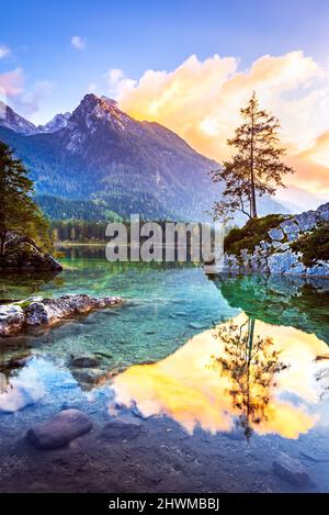Hintersee, Baviera. Meraviglioso tramonto autunnale del lago di Hintersee. Idilliache Alpi bavaresi, Germania, Europa. Bellezza della natura concetto sfondo. Foto Stock