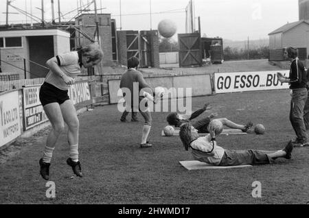 Elton John, appena tornato da un tour in America, vuole essere un direttore del Watford FC. È sempre stato un fan ed è stato appena vicepresidente. Foto a Watford per incontrarsi e allenarsi con i giocatori per mantenersi in forma. Anche il suo amico Rod Stewart si è Unito all'allenamento. 7th novembre 1973. Foto Stock