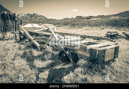 Vecchio quadro in bianco e nero di un piccolo rifugio idilliaco con barche da pesca vicino al lago di Vavatn a Hemsedal Viken Norvegia. Foto Stock