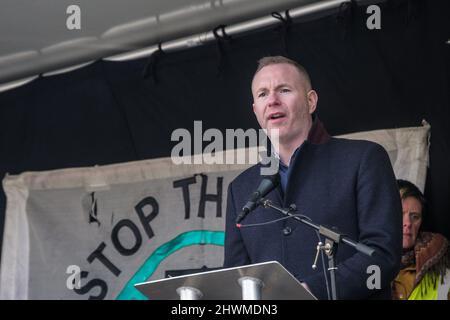 Londra, Regno Unito. 6th Mar 2022. Sinn Féin MP per South Down Chris Hazzard. I relatori di un raduno di Stop the War & CND a Trafalgar Square chiedono un immediato cessate il fuoco in Ucraina e il ritiro di tutte le truppe russe. Avvertono che una guerra nucleare sarebbe disastrosa per tutti, E ha chiesto la fine di 30 anni di provocazione da parte degli Stati Uniti e della NATO, in cui la Gran Bretagna ha svolto un ruolo guida, parlando di guerra, decutilizzando la democrazia, dispiegando il sostegno militare ai paesi vicini alla Russia e generalmente non riuscendo ad agire in alcuna guerra per incoraggiare la pace nel mondo. Peter Marshall/Alamy Live News Foto Stock