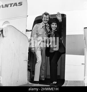 Roger Moore e sua moglie Luisa partiranno PER Tahiti DOVE trascorreranno una vacanza prima di andare in Australia per una visita d'affari. 5th febbraio 1972. Foto Stock