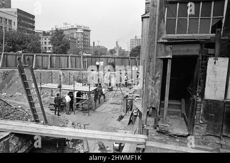 Il sollevamento dei vecchi sambles nel centro di Manchester inizia con un ascensore di circa mezzo pollice. 22nd luglio 1971. Foto Stock