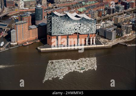 Amburgo, Germania. 05th Mar 2022. La vista aerea mostra l'Elbphilharmonie nel porto di Amburgo. Credit: Daniel Reinhardt/dpa/Alamy Live News Foto Stock