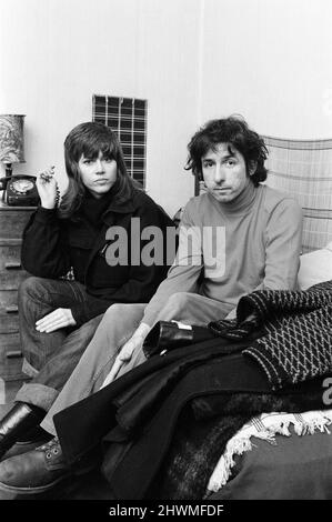 Jane fonda ha ritratto con il suo ragazzo Tom Hayden in una casa di amici a Camden Town. Hayden ha problemi con le autorità di immigrazione dell'aeroporto di Londra. 26th dicembre 1972. Foto Stock