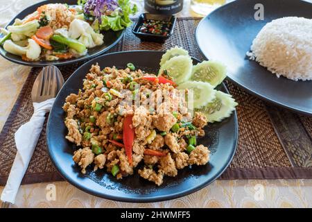 Krapow Gai - piccante piatto di pollo tritato tailandese e verdure miste serviti in un ristorante a sud di Hua Hin Foto Stock