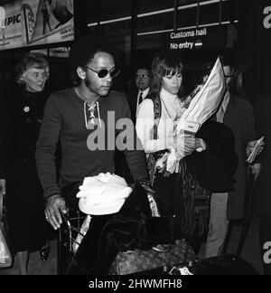 Jane fonda arriva all'aeroporto di Heathrow con Michael Hunter, un veterano dello Sgt dell'esercito degli Stati Uniti, dal Vietnam. 17th marzo 1971. Foto Stock