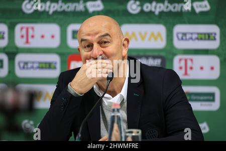 Budapest, Ungheria, 6 marzo: Stanislav Cherchesov di Ferencvarosi TC è intervistato durante una conferenza stampa dopo la partita Ungherese OTP Bank Liga tra Ferencvarosi TC e Kisvarda Master Good alla Groupama Arena il 6 marzo 2022 a Budapest, Ungheria. Credit: Alamy Live News/Gabriella Barbara Foto Stock