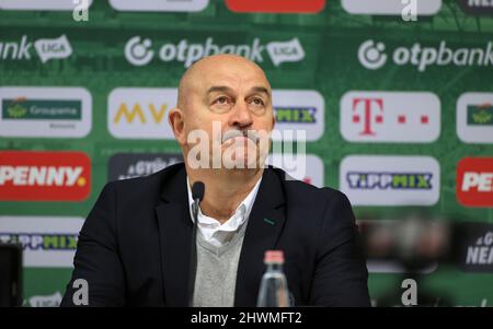 Budapest, Ungheria, 6 marzo: Stanislav Cherchesov di Ferencvarosi TC è intervistato durante una conferenza stampa dopo la partita Ungherese OTP Bank Liga tra Ferencvarosi TC e Kisvarda Master Good alla Groupama Arena il 6 marzo 2022 a Budapest, Ungheria. Credit: Alamy Live News/Gabriella Barbara Foto Stock