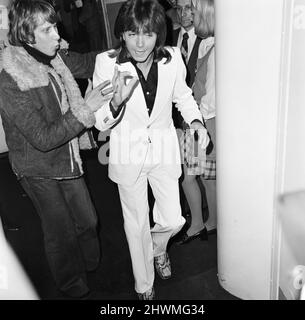 David Cassidy, cantante, attore e musicista, arriva all'aeroporto Heathrow di Londra. David Bruce Cassidy è ampiamente noto per il suo ruolo di Keith Partridge nella sitcom musicale del 1970s The Partridge Family, che ha portato a diventare uno dei più celebrati idoli teen e cantanti pop della cultura pop del 1970s. In seguito ha avuto una carriera sia nella recitazione che nella musica. Foto scattata il 3th ottobre 1973 Foto Stock