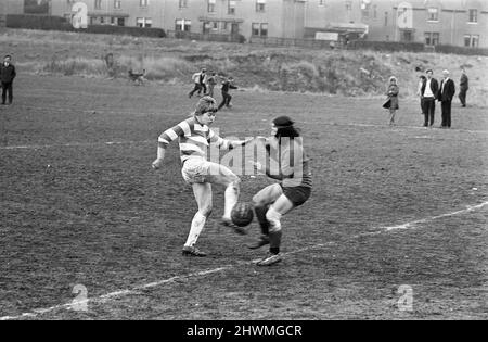 Rose Reilly, 16 dell'East Ayrshire Scotland, talentuoso calciatore per Stewarton & Thistle Ladies Football Club, nella foto durante la sessione di allenamento di febbraio 1971. Foto Stock