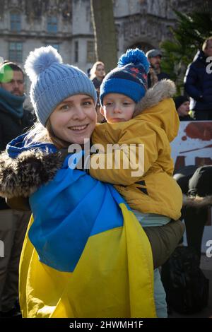 Londra, Regno Unito. 6th marzo 2022. Una donna con un bambino in Piazza del Parlamento, dove la gente si è riunita per protestare contro l'invasione russa dell'Ucraina e per chiedere la fine della guerra. Credit: Kiki Streitberger/Alamy Live News Foto Stock