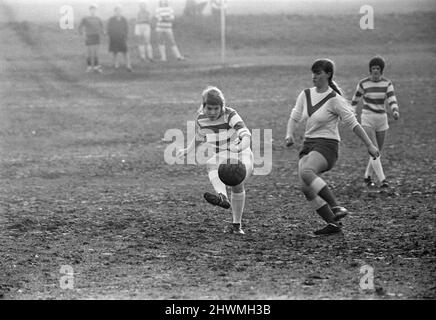 Rose Reilly, 16 dell'East Ayrshire Scotland, talentuoso calciatore per Stewarton & Thistle Ladies Football Club, nella foto durante la sessione di allenamento di febbraio 1971. Foto Stock