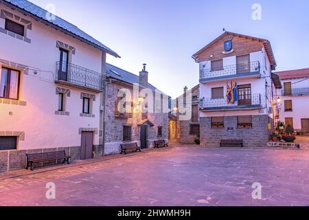 AISA, SPAGNA - 09 LUGLIO 2021: Piazza del borgo medievale di Aisa di notte in Aragon pyrenees, Huesca, Spagna Foto Stock