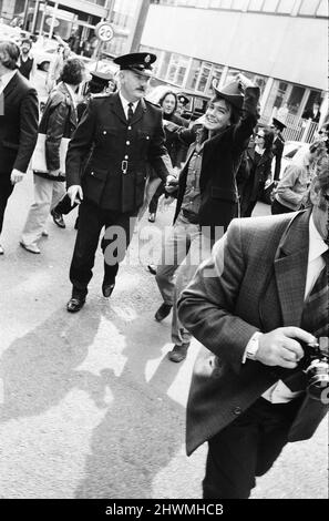 David Cassidy, cantante, attore e musicista, parte dall'aeroporto di Heathrow, visto da migliaia di appassionati. David Bruce Cassidy è ampiamente noto per il suo ruolo di Keith Partridge nella sitcom musicale del 1970s The Partridge Family, che ha portato a diventare uno dei più celebrati idoli teen e cantanti pop della cultura pop del 1970s. In seguito ha avuto una carriera sia nella recitazione che nella musica. Foto scattata il 10th settembre 1972 Foto Stock