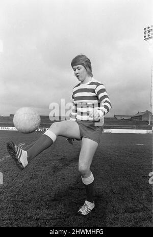 Rose Reilly, 16 dell'East Ayrshire Scotland, talentuoso calciatore per Stewarton & Thistle Ladies Football Club, nella foto durante la sessione di allenamento di febbraio 1971. Foto Stock