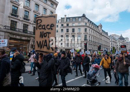 Stop the War è uscito questo fine settimana per protestare contro l'aganista della guerra russo-ucraino, del disarmo nucleare e dei sentimenti anti-NATO Foto Stock