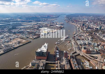 Amburgo, Germania. 05th Mar 2022. La vista aerea mostra il porto di Amburgo con l'Elbphilharmonie in primo piano. Credit: Daniel Reinhardt/dpa/Alamy Live News Foto Stock