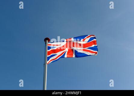 La bandiera Union Jack vola sopra il castello di Hastings, Regno Unito Foto Stock