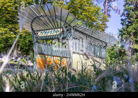 Parigi, Francia - 22 giugno 2020: Ingresso alla stazione Porte Dauphine, in stile art nouveau a Parigi Foto Stock