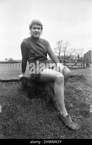 Rose Reilly, 16 dell'East Ayrshire Scotland, talentuoso calciatore per Stewarton & Thistle Ladies Football Club, nella foto durante la sessione di allenamento di febbraio 1971. Foto Stock