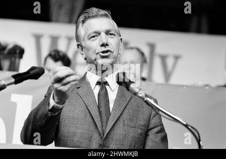 Jack Ashley parla alla Conferenza del Partito Laburista. 8th ottobre 1971. Foto Stock