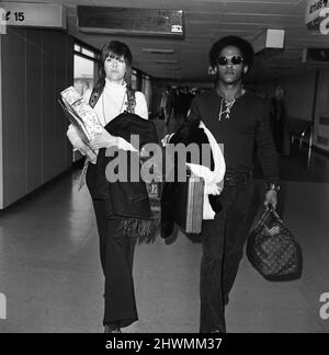 Jane fonda arriva all'aeroporto di Heathrow con Michael Hunter, un veterano dello Sgt dell'esercito degli Stati Uniti, dal Vietnam. 17th marzo 1971. Foto Stock