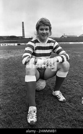 Rose Reilly, 16 dell'East Ayrshire Scotland, talentuoso calciatore per Stewarton & Thistle Ladies Football Club, nella foto durante la sessione di allenamento di febbraio 1971. Foto Stock