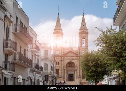 Alberobello, Puglia, Italia. Agosto 2021. Splendida vista della cattedrale Basilica dei Santi Cosma e Damiano (Parrocchia Santuario Basilica S. Cosma Foto Stock