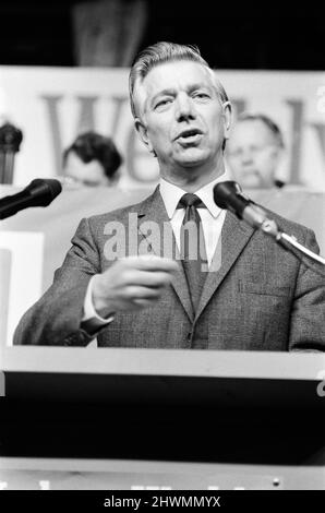 Jack Ashley parla alla Conferenza del Partito Laburista. 8th ottobre 1971. Foto Stock