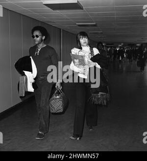Jane fonda arriva all'aeroporto di Heathrow con Michael Hunter, un veterano dello Sgt dell'esercito degli Stati Uniti, dal Vietnam. 17th marzo 1971. Foto Stock