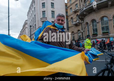 Stop the War è uscito questo fine settimana per protestare contro l'aganista della guerra russo-ucraino, del disarmo nucleare e dei sentimenti anti-NATO Foto Stock