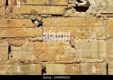 Vecchio muro di mattoni stagionato con Malta cementizia a Nafplio, Grecia. Foto Stock